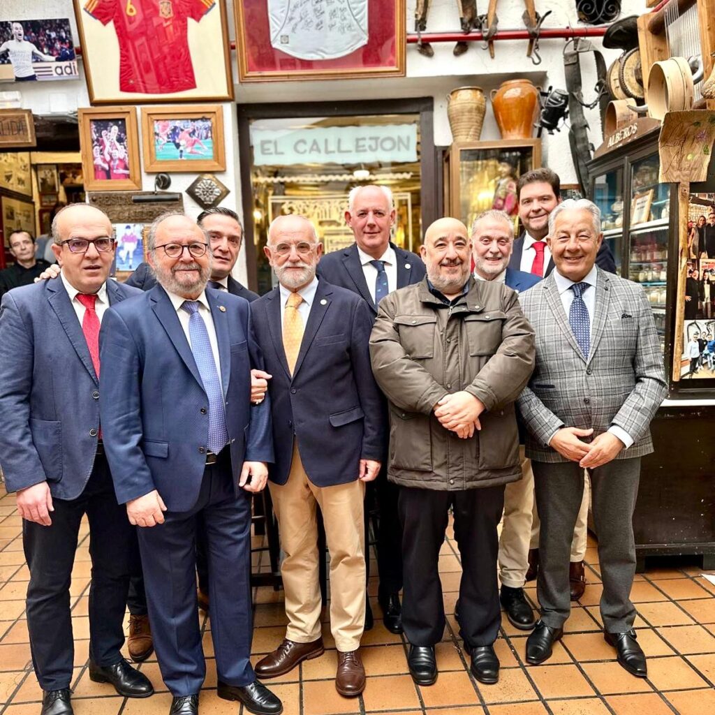 Composición actual de la Tertulia, de izquierda a derecha: Pedro J. García, Manuel García, Jesús Cuesta, Paco Jiménez, Pablo Casas, Vicente García, Pedro Belmonte, Jesús Martínez y Juan Martínez.